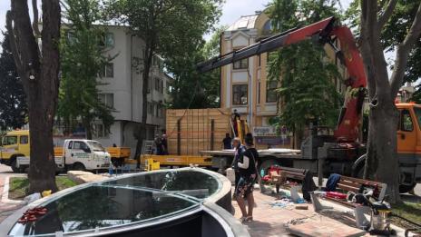 Сложиха дългочаканото стъкло от Австрия на “дупката “на Шишковата (СНИМКИ)