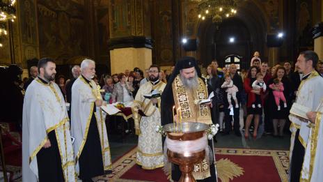 Второто най-мащабно Свето кръщение на новородени се проведе в Катедралата във Варна (СНИМКИ)