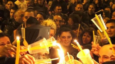 Благодатният огън пристига у нас от Румъния