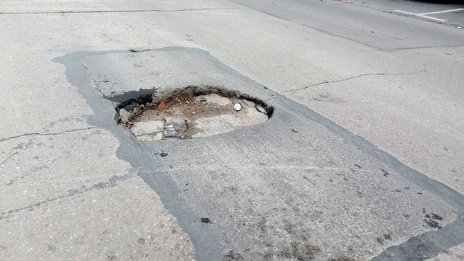 Огромна дупка дебне варненци на ул. "Тодор Влайков“