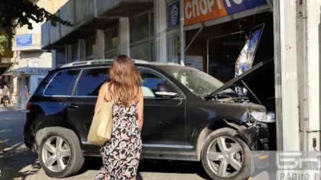 Кола се заби в тото пункт в центъра на Варна
