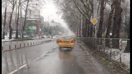 12 машини са чистили улиците на Варна