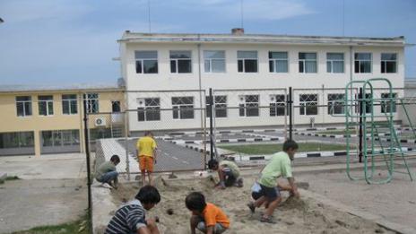 Държавата поема наема на работещите сираци  