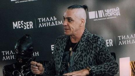 Тил Линдеман от Rammstein разби челюстта на фен  