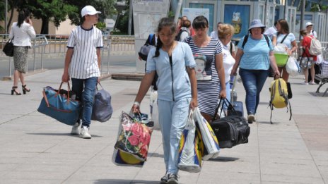 Властта разписа "синя карта". С нея бизнесът наема бежанци – спецове!