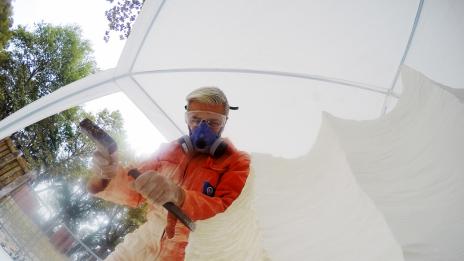 7 творци от 4 държави ваят скулптури от камък в Морската градина (СНИМКИ)
