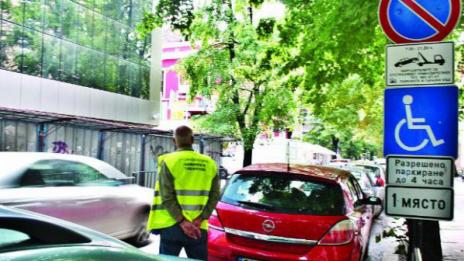 Лъскави коли паркират на инвалидни места  