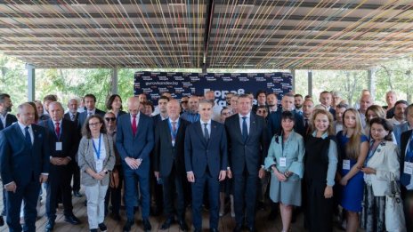 Над 200 души влязоха в ИК зад Андрей Гюров за президент