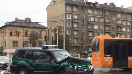 Четирима пострадаха при удар между джип и трамвай (СНИМКИ)
