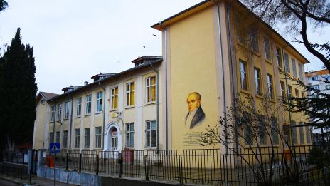Изрисуваха фасадите на още две варненски училища