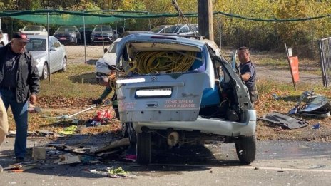 Кола се удари в стълб и остави два трупа