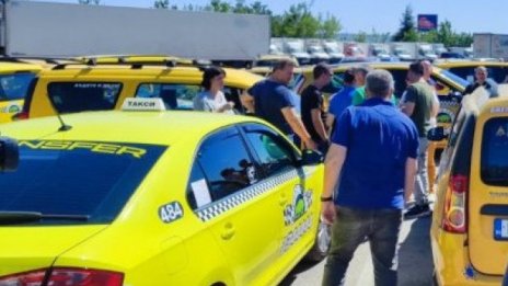 Таксиметровите шофьори искат камери и паник бутони