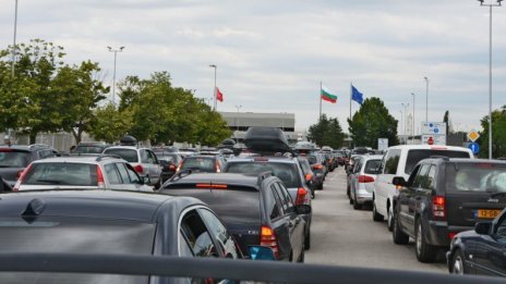 Километрични опашки на границата с Турция, пак