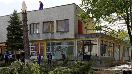 Областният управител  инспектира пораженията от бурята в с. Партизани (СНИМКИ)