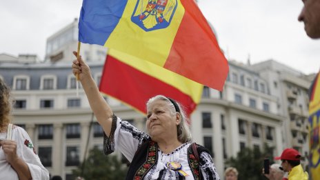 Румънски икономист се жалва: София излезе с едни гърди напред заради еврото