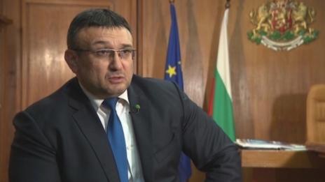 Мъж опитал да извади оръжие сред празнуващи край морето