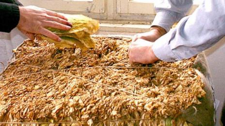 Ромка прави нелегални цигари, задържаха я