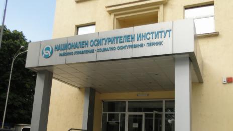 Двойно повече са бащите в майчинство