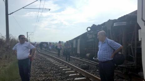 Влак дерайлира в Турция, има жертви и ранени