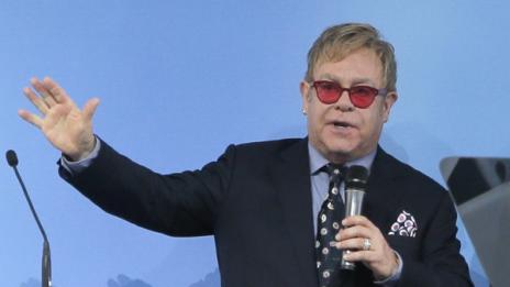 Елтън Джон иска среща с Путин