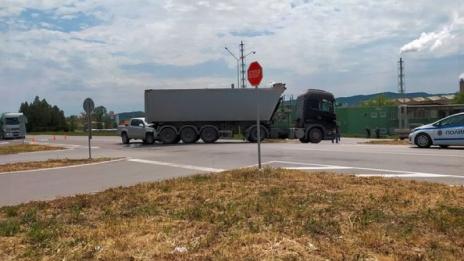 Пикап се заби в самосвал по пътя за Девня, двама пострадаха