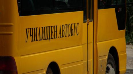 Деца стават по първи петли, за да стигнат до училище