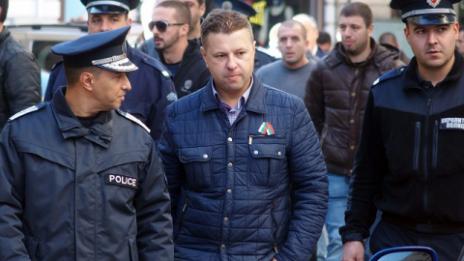 Протестиращи полицаи замерваха сградата на парламента със стотинки