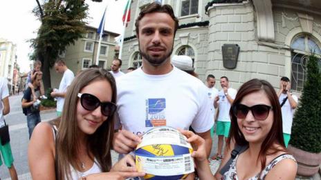 “Лъвовете” раздаваха билети за европейското в зала “Конгресна”