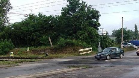 Влак блъсна микробус на прелез, двама берат душа