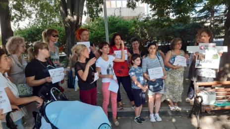 Медицински сестри протестираха срещу уволнението на колежката си Мая Илиева