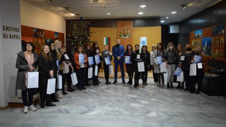 Наградиха участниците в конкурса „Да украсим Варна за Коледа“