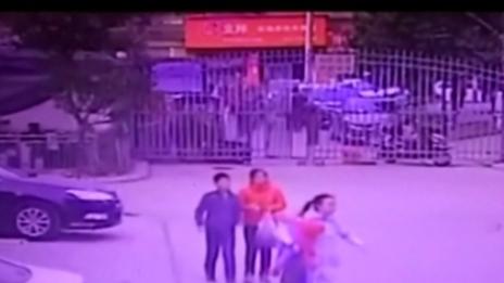 Дете взриви бомбичка, остана невредимо (ВИДЕО)