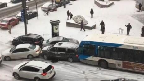 Десетина коли се нанизаха в леден Монреал
