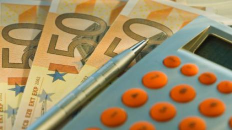 Лихвите по депозитите в евро през февруари за пръв път падат под 1%