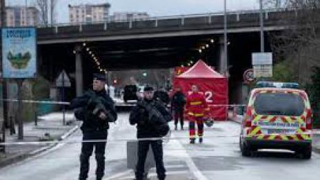Френската полиция задържа мъж, планирал нападение на минувачи с нож