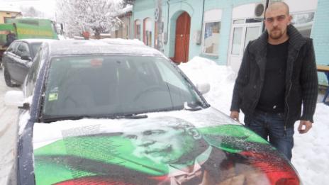 Патриот изрисува лика на Вазов върху автомобила си