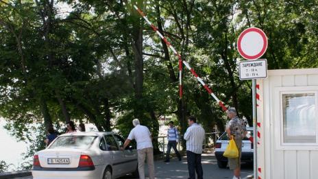 Контролът за достъпа на автомобили в Морската градина остава