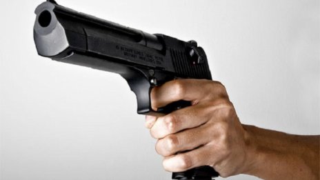 Мъж стреля с газов пистолет пред детски магазин в София