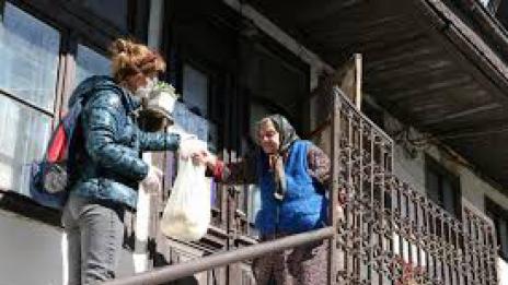 1000 доброволци в помощ на стари хора и болни в цялата страна  
