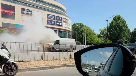 Бус гори до Мол Варна