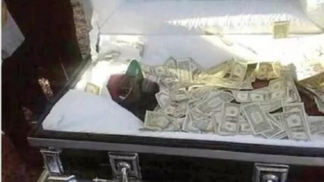 Мъж от Уганда погребан с $1600