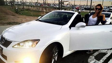 Любовницата на Бен Афлек подкара Lexus