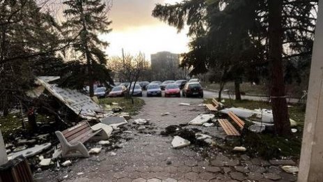 Саниране, отдолу хората... спринтиране. Изолация се отлепи в София СНИМКИ