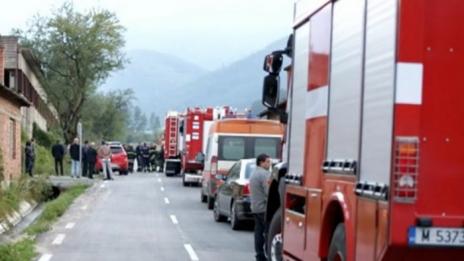 Спецекип с бронирана техника влиза във взривения завод