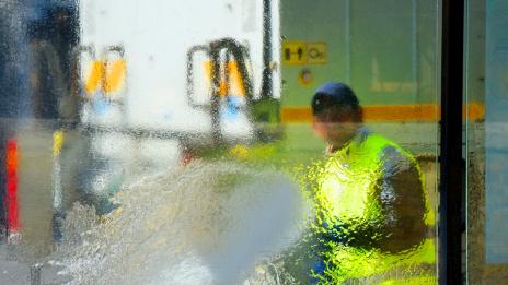Дезинфекцията на спирки на обществения транспорт във Варна продължава (СНИМКИ)