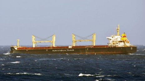 Боен кораб на индийските ВМС е бил обстрелван от пирати на кораба "Руен"