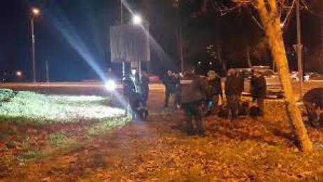 Полицаи в гонка с три коли с бежанци