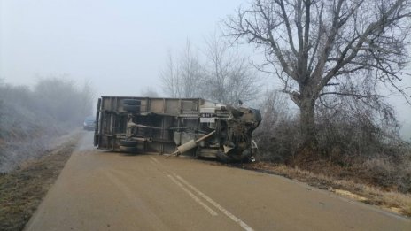 Трима пострадаха след ПТП с камион