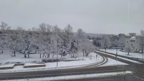 АПИ: Сняг продължава да вали почти над цялата страна