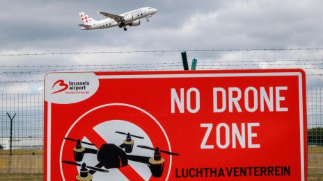 Дрон парализира полетите на летището в Брюксел